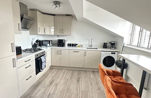 Woking Apartment | Woking Work Stay – 2 Beds + Park