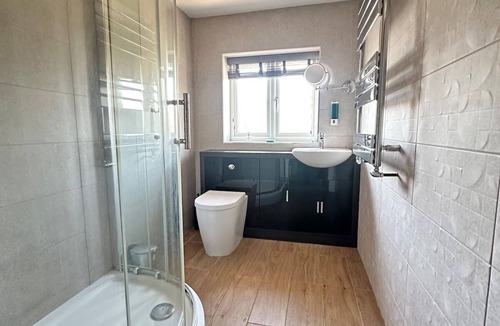 Woking Apartment | Woking Work Stay – 2 Beds + Park