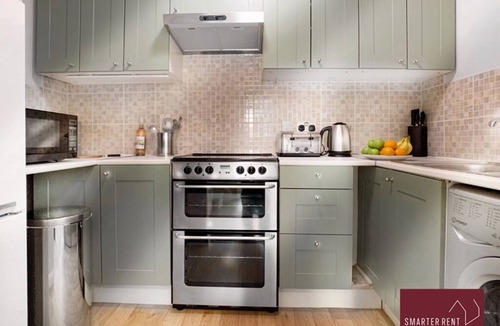 Wokingham Apartment | Wokingham - 2 Bedroom House - With Parking