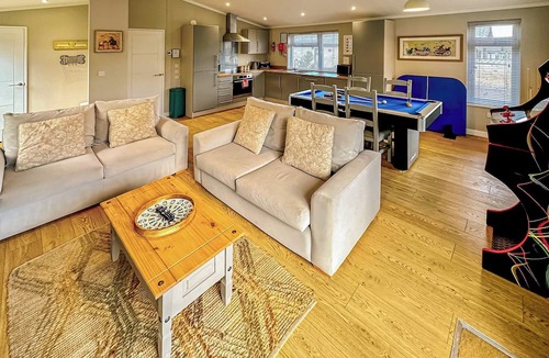 Raywell Ski Chalet | Wolds View Spa (Pet Garden)