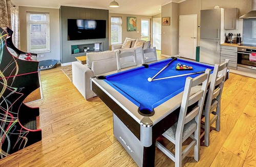 Raywell Ski Chalet | Wolds View Spa (Pet Garden)