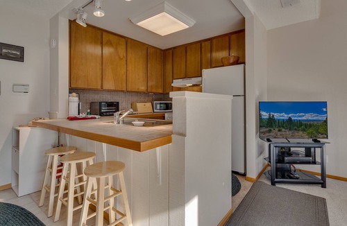 Coffeyville House | Wolf Den: 2 BR, 1.5 BA Townhouse in Carnelian Bay, Sleeps 5