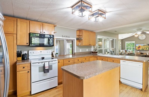 Camdenton House | Wolf Point Lodge! 10 Acre Historical Cabin