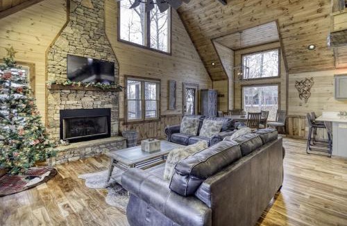 Morganton Villa | WolfCabin Lux Family Home, Fire Pit, Hot Tub, ADA ramp, ez paved rds