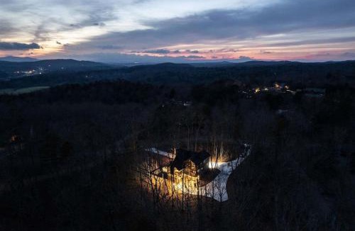 Morganton Villa | WolfCabin Lux Family Home, Fire Pit, Hot Tub, ADA ramp, ez paved rds