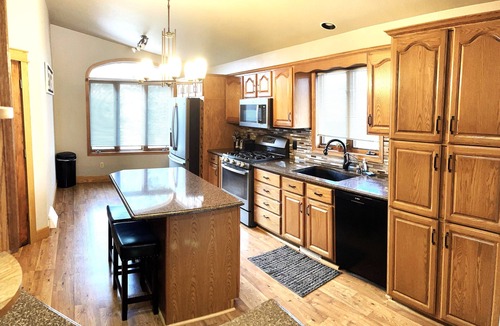 Black Wolf House | WolfDen Getaway-Winnebago Channel