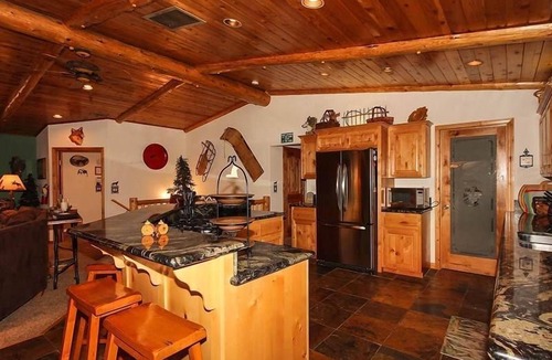 Big Bear Lake Cabin | Wolfe's Den-6BR Cabin-Sleeps 15-Hot Tub-2 Min to Snow Summit