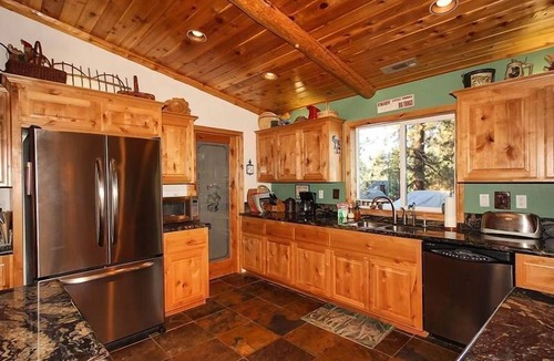 Big Bear Lake Cabin | Wolfe's Den-6BR Cabin-Sleeps 15-Hot Tub-2 Min to Snow Summit
