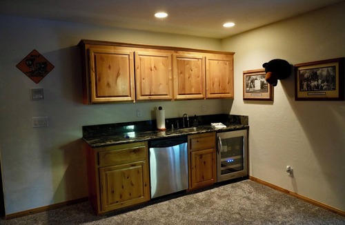 Big Bear Lake Cabin | Wolfe's Den-6BR Cabin-Sleeps 15-Hot Tub-2 Min to Snow Summit