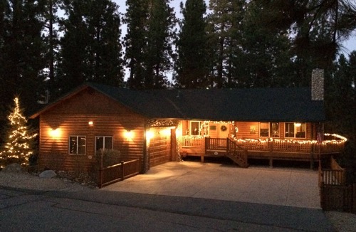 Big Bear Lake Cabin | Wolfe's Den-6BR Cabin-Sleeps 15-Hot Tub-2 Min to Snow Summit
