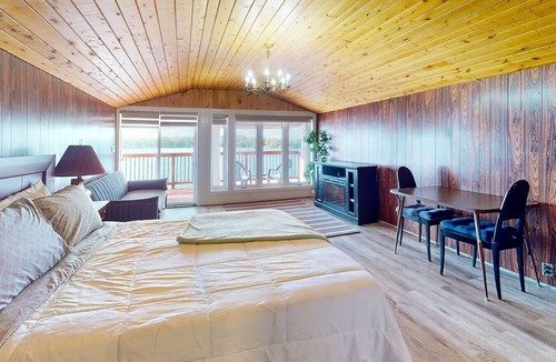 Wollaston House | Wollaston Castle with a Gorgeous Waterfront