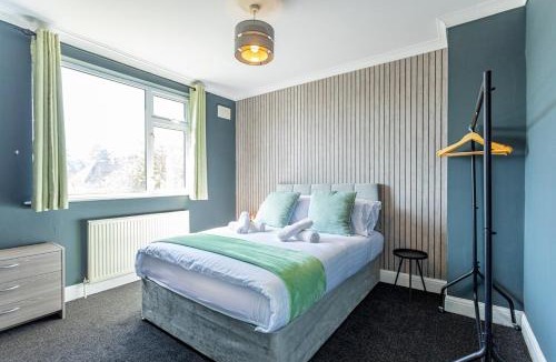 Tettenhall House | Wolverhampton 4 Bed home, Sleeps 7, Parking