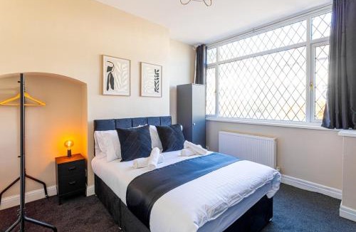 Tettenhall House | Wolverhampton 4 Bed home, Sleeps 7, Parking