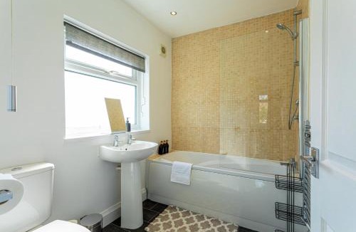 Tettenhall House | Wolverhampton 4 Bed home, Sleeps 7, Parking