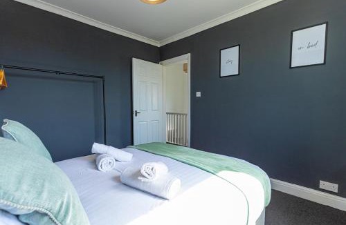 Tettenhall House | Wolverhampton 4 Bed home, Sleeps 7, Parking