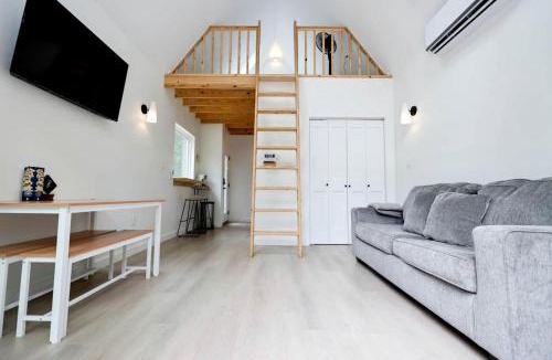 Montgomery House | Wonderful Cabin with Great Forest Sights in Montgomery, Texas