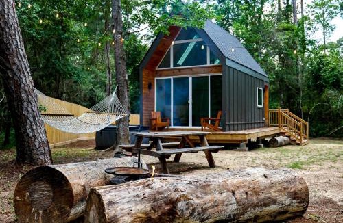Montgomery House | Wonderful Cabin with Great Forest Sights in Montgomery, Texas