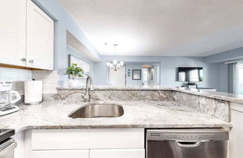 Heron Harbour Isle Condo | Wonderful coastal escape with pools, deck & central AC - near shops & dining