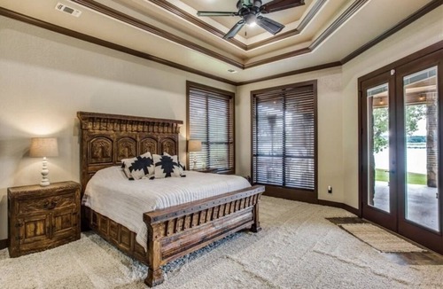 Nocona House | Wonderful Family-sized Lake House!