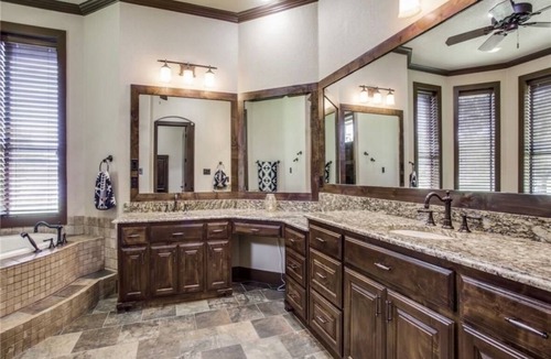 Nocona House | Wonderful Family-sized Lake House!