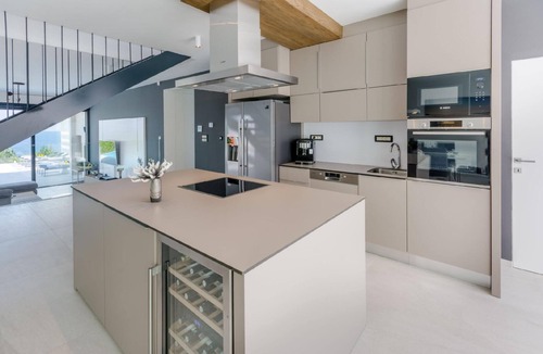 Sutivan House | Wonderful House in Sutivan with Private Parking and Direct View