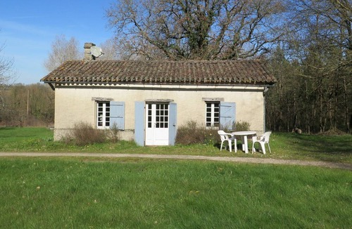 Labretonie Villa | Wonderful private villa for 3 guests with TV, terrace, pets allowed and parking