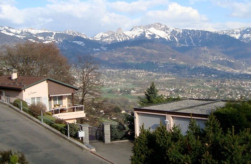 Chardonne House | Wonderful private villa for 5 people with WIFI, TV, patio, panoramic view and parking