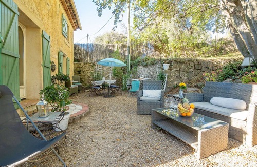 Chateauneuf-Grasse House | Wonderful private villa for 6 guests with private pool, WIFI, TV, patio and pets allowed