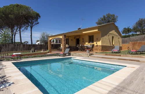 Sils House | Wonderful private villa for 6 people with private pool, WIFI, TV, balcony and pets allowed