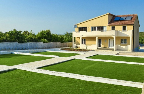 Velim House | Wonderful private villa with hot tub, private pool, WIFI, A/C, TV, patio and pets allowed