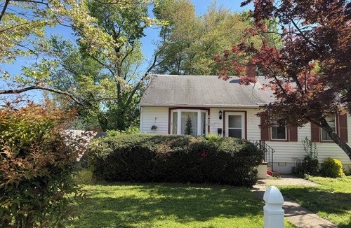 Highland Springs House | Wonderful Queen Bedroom w Attached SunRoom n SHARED BATHROOM in charming House