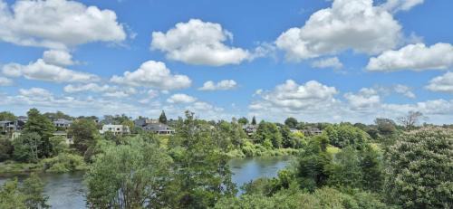 Hamilton House | Wonderful River View - Sunset Deck Retreat