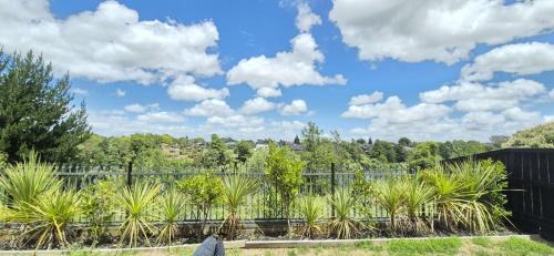 Hamilton House | Wonderful River View - Sunset Deck Retreat