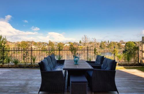 Hamilton House | Wonderful River View - Sunset Deck Retreat