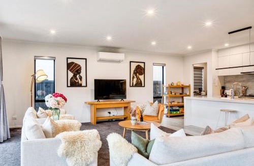 Hamilton House | Wonderful River View - Sunset Deck Retreat