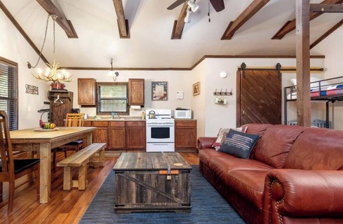 Miami House | Wonderful Rustic Cabin with Barbecue in Miami, Oklahoma