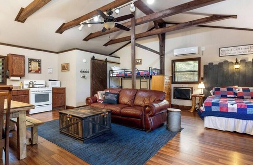 Miami House | Wonderful Rustic Cabin with Barbecue in Miami, Oklahoma