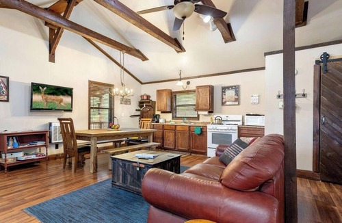 Miami House | Wonderful Rustic Cabin with Barbecue in Miami, Oklahoma