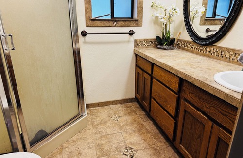 Everett House | Wonderful Spacious 1B1b Private Entrance.Boeing . AC