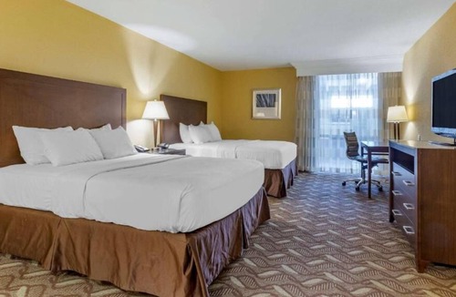 Roswell House | Wonderful Stay! 4 Spacious Units, Free Breakfast, Free Parking, Pet-friendly