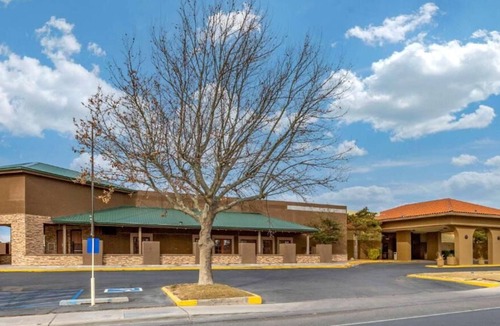 Roswell House | Wonderful Stay! 4 Spacious Units, Free Breakfast, Free Parking, Pet-friendly