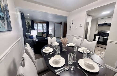 South Hills House | Wonderful stylish 2 King bed 1.5 bath home