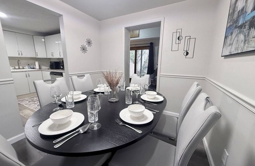 South Hills House | Wonderful stylish 2 King bed 1.5 bath home