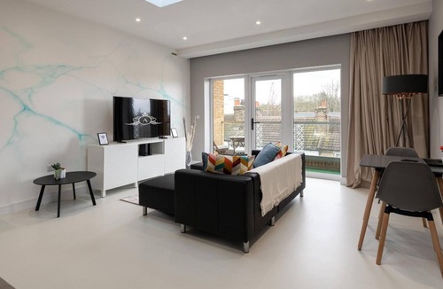 Gillingham Apartment | Wonderful Top-Floor Apartment