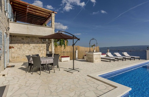 Jesenice House | Wonderful villa for 6 people with A/C, WIFI, private pool, TV and patio
