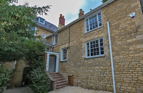 Yardley Gobion House | Wonderful villa for 17 people with hot tub, WIFI, terrace and pets allowed