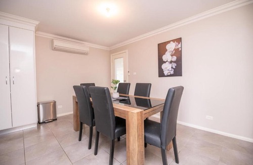 Bletchington House | Wonderful Windred Modern, Comfy, Quiet