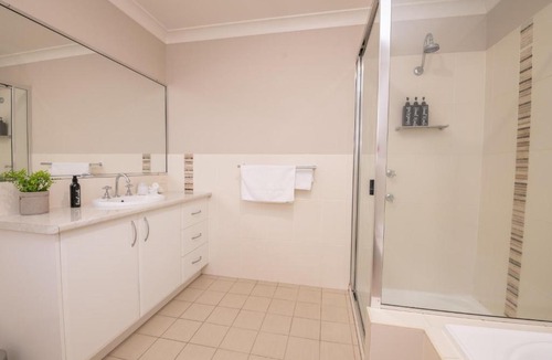 Bletchington House | Wonderful Windred Modern, Comfy, Quiet