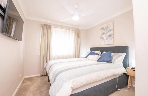 Bletchington House | Wonderful Windred Modern, Comfy, Quiet