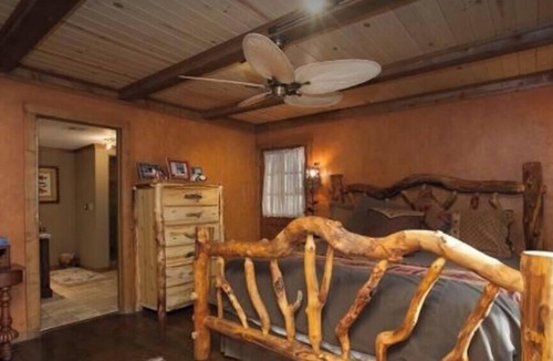 Tia Juana Cabin | Wonderful wood lodge with 200’ lakefront. Dock Well appointed and stocked.